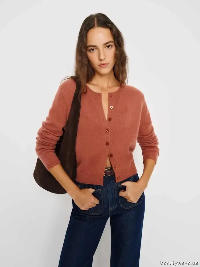Indossare un cardigan preppy con questa tendenza controversa degli stivali lo rende dieci volte più cool.