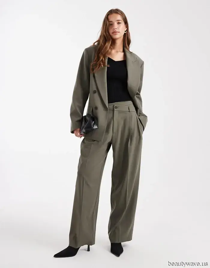 Step Aside, Burgundy—This Shade Is the New It-Girl Color. Here Are 7 Autumn Outfits That Show It Off.