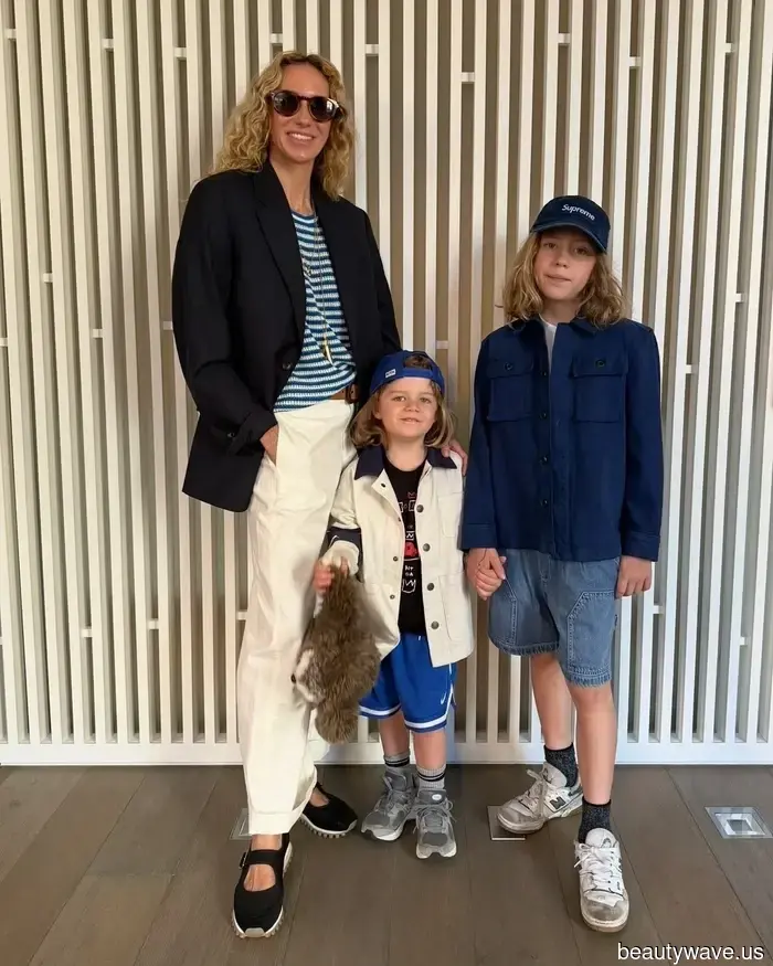 Queste sono le tendenze delle sneaker che le mamme alla moda di New York indossano per il drop-off, Butterfield Market e Tracy Anderson.