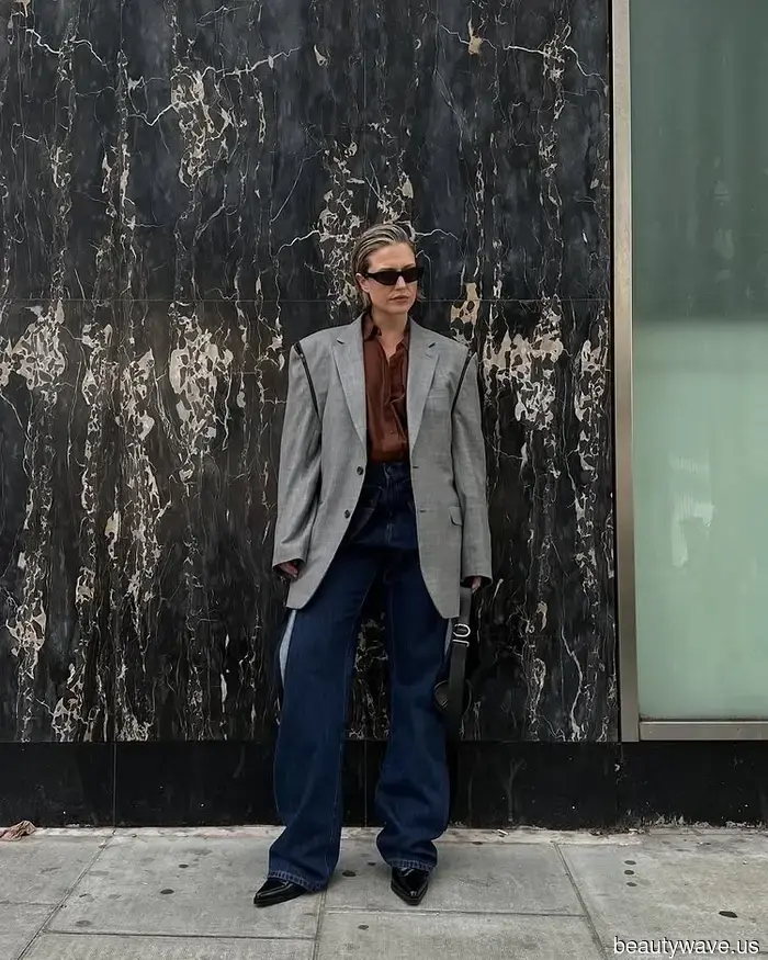 Esta tendencia de denim oscuro está regresando este otoño&mdash;5 maneras en que los vestidores de élite la están usando ahora.