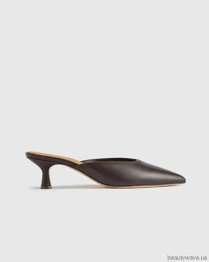 Se lo sai, lo sai: questo colore di scarpe anti-nero sta meglio con i jeans e una borsa nera.