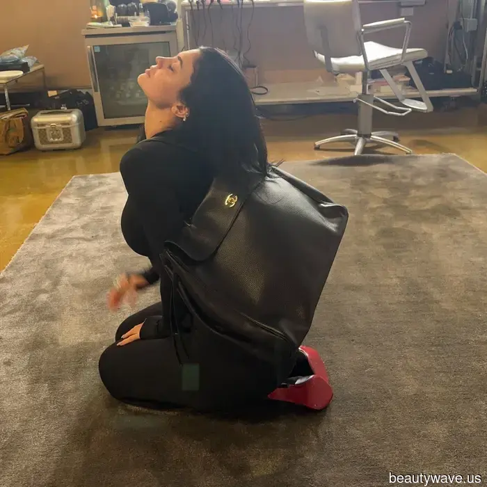 Keine Leggings, kein Handgepäck&mdash;Coole Mädchen Flughafen-Outfits beinhalten diese Jeans, Tasche und Schuhe