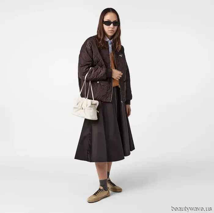 Von London nach Stockholm erobert eine neue Prada It-Bag die coolsten Viertel.