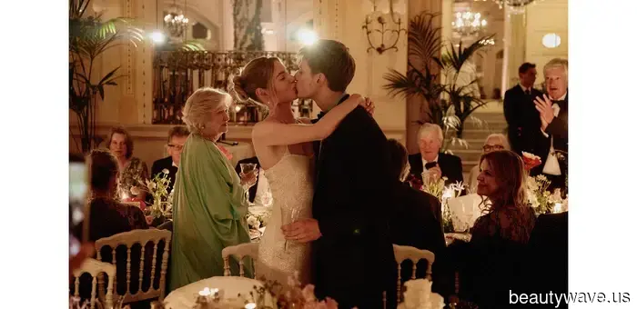 Questa sposa stilista ha indossato un abito da sposa ispirato al vestito di Audrey Hepburn in My Fair Lady.
