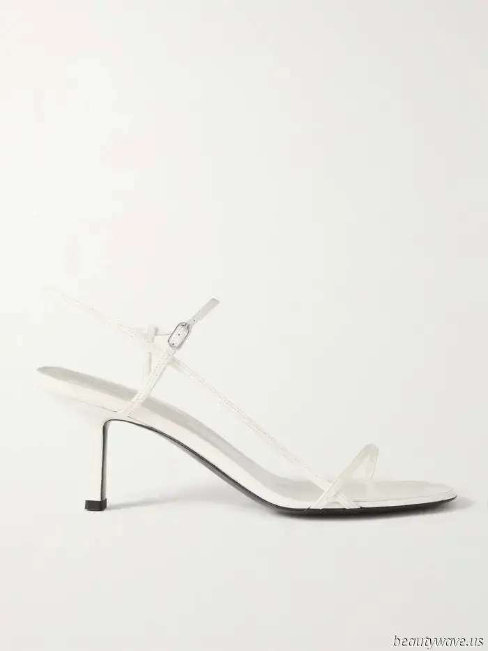 These sandals used to appear "cheap," but they have now evolved into something elegant.
