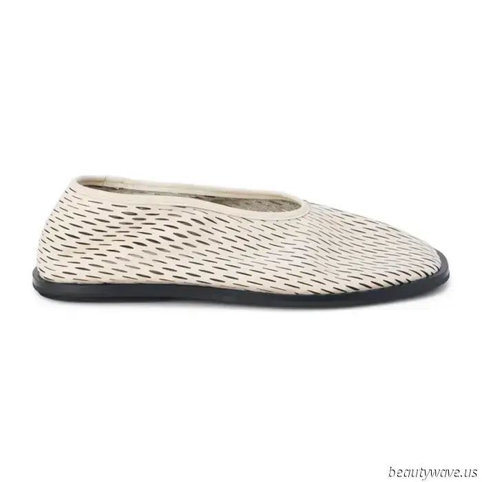 Whole-Foot Flats Are the Stylish Shoe Trend That Elegant Dressers Are Embracing at the Moment.