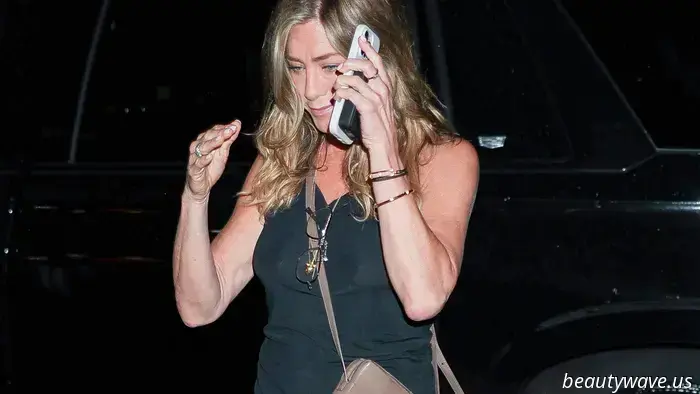 Jennifer Aniston trug gerade die Sandale der 90er, die schlichte schwarze Kleider viel cooler wirken lässt