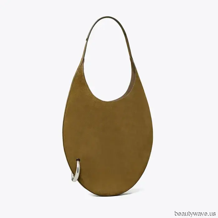 Tory Burch hat gerade eine Taschenversion ihrer viralen durchstochenen Mules veröffentlicht, und wir sind besessen davon.