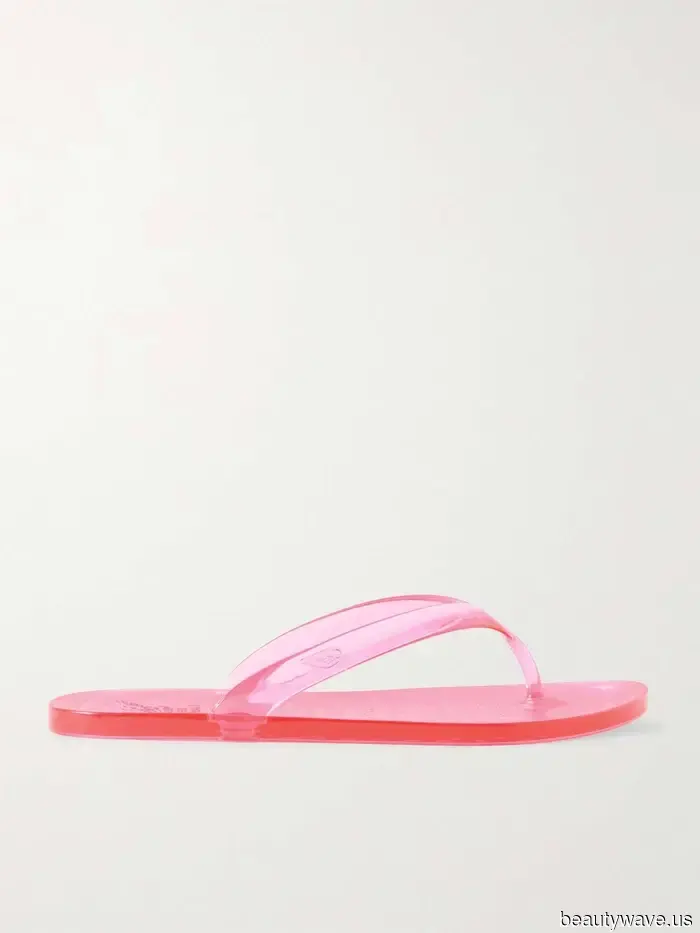 I vestiti chic abbinano i loro vestiti estivi e pantaloni di jeans con questi colori di sandali di tendenza.