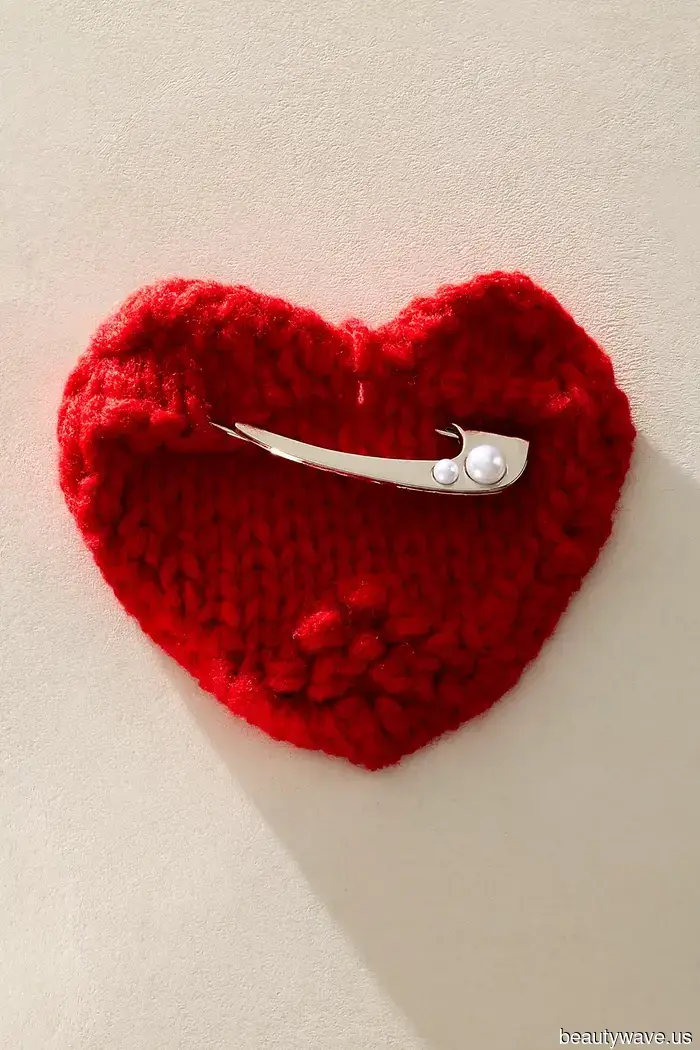 Improvvisamente, le persone alla moda indossano questo accessorio "datato" su maglioni, vestiti e giacche.