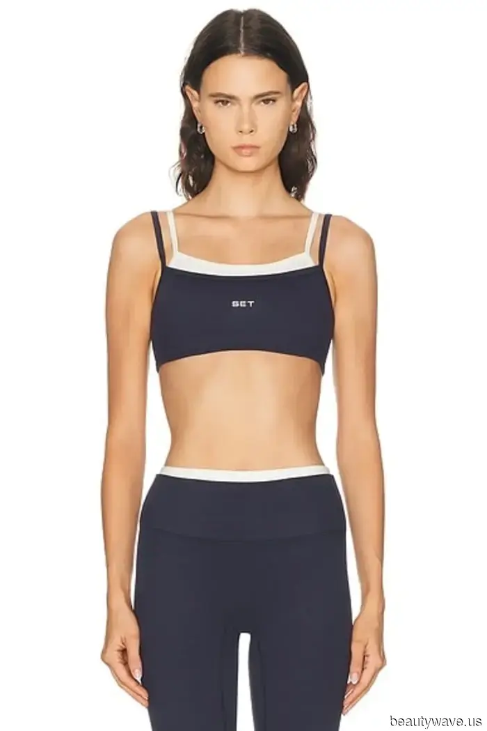 Überall, wo ich 2026 hinschaue, tragen coole Mädchen diesen BH-Top-Trend mit Leggings.