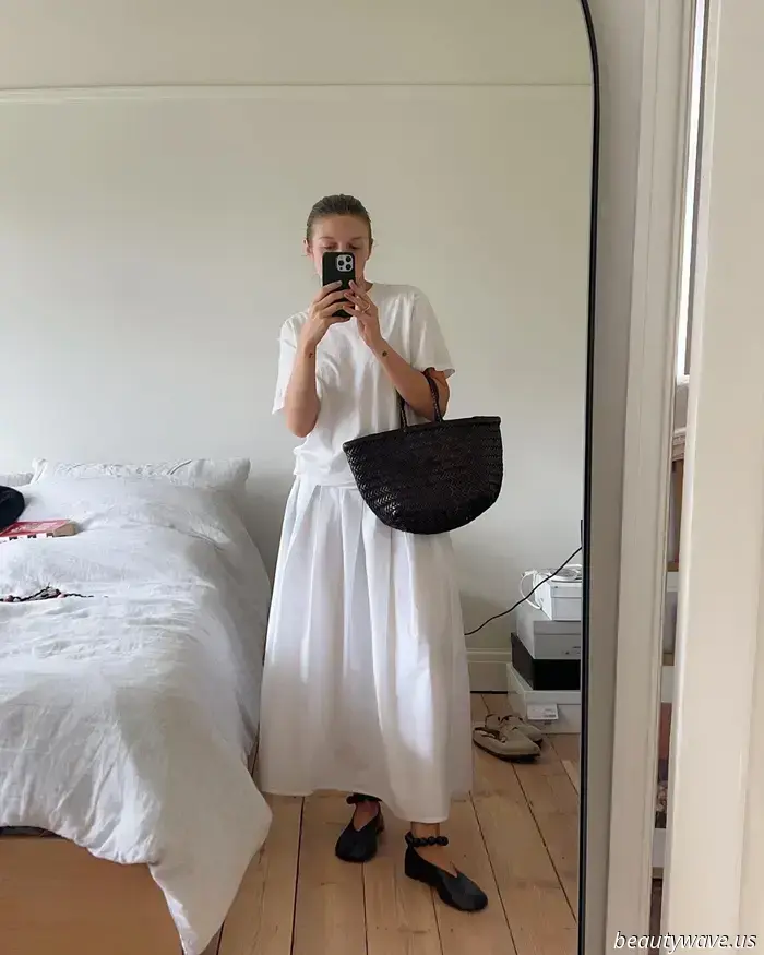 Las personas de la moda están dejando de usar sandalias en masa y en su lugar llevan elegantes zapatos planos que combinan con faldas blancas