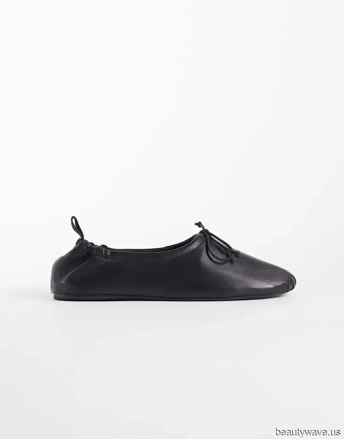 A Parigi, le donne più chic indossano uno di questi abbinamenti tra scarpe basse e pantaloni cropped.