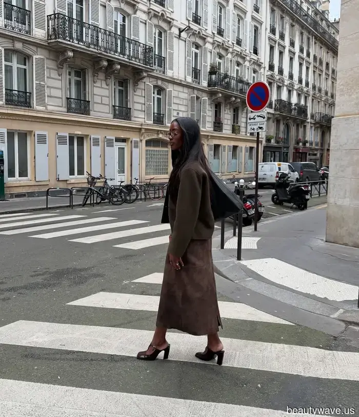 Les jeans ne sont pas démodés ce printemps, mais cet indispensable sous-estimé semble bien plus à la mode pour 2026.