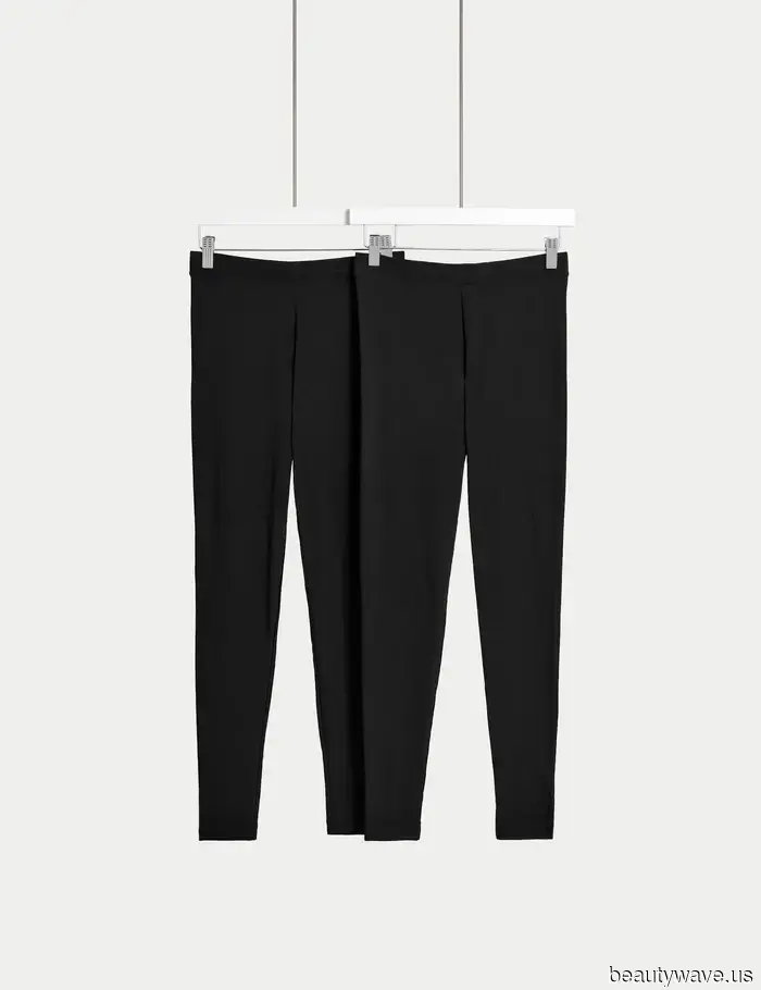 Skip the jeans—this cut and color of leggings always look better with trainers.