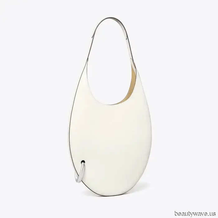 Tory Burch ha appena rilasciato una versione borsa dei suoi mules con punta forata virali, e ne siamo ossessionati.