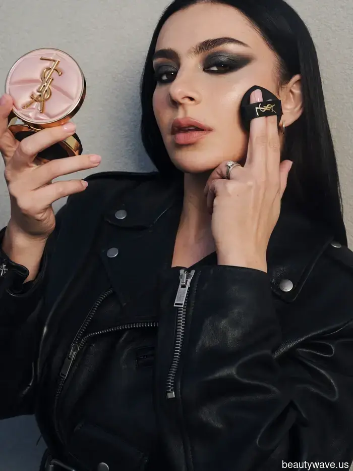 "Soy muy de labios y cejas": Charli XCX sobre su era de belleza 2026 y básicos para siempre