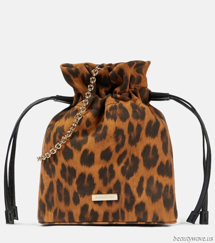 More Stylish Than a Shoulder Bag, More Laid-Back Than a Clutch—The Bag Trend That Only Fashionable Individuals Are Aware Of