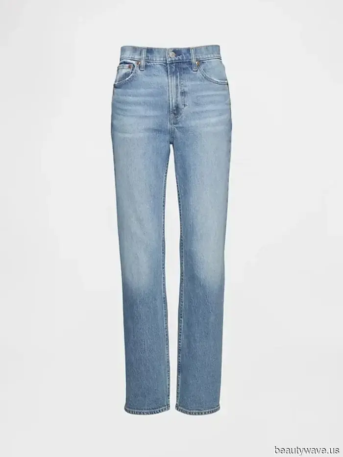 Indeed, ballet flats pair well with skirts, but they look even better in this Parisian-endorsed combination.