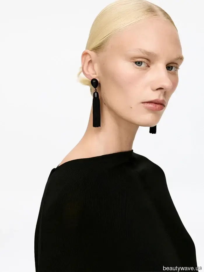 5 Accessories That French Women Are Currently Using to Elevate Their Simple January Outfits with Chic Style