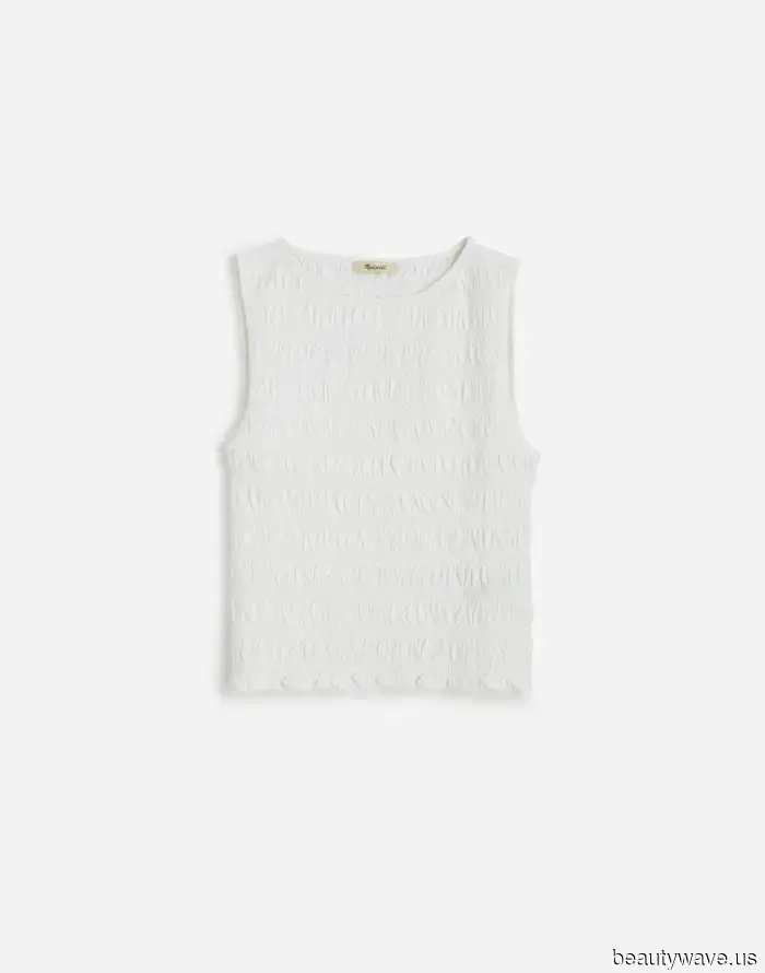 Menschen verzichten auf schlichte weiße Tanktops zugunsten des Trends, der Outfits so viel cooler macht.