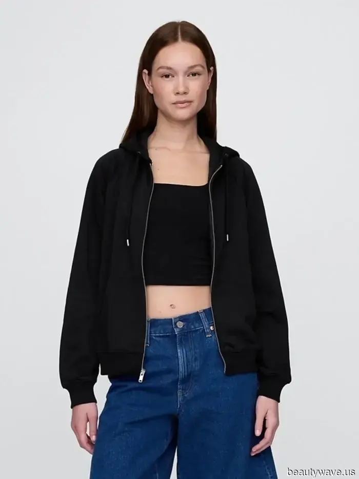 Forget *It* Styles: These Simple Sneakers Give Black Leggings a Cool and Timeless Look