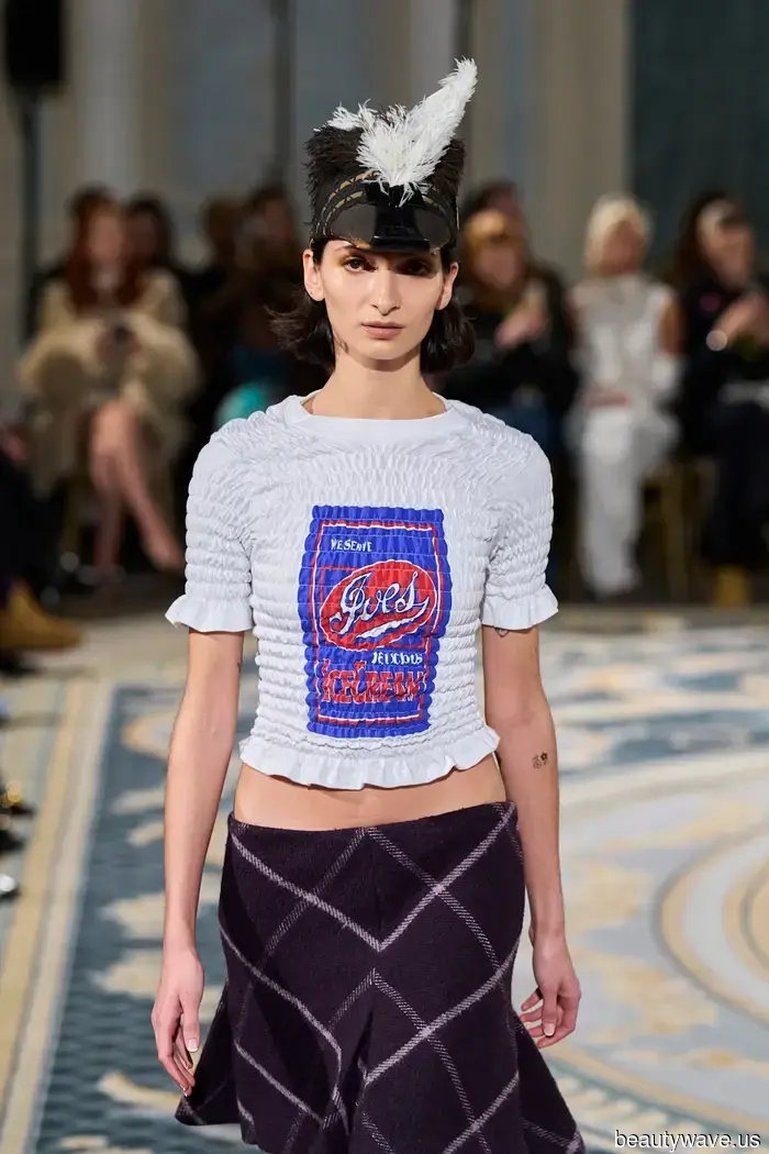 Menschen verzichten auf schlichte weiße Tanktops zugunsten des Trends, der Outfits so viel cooler macht.