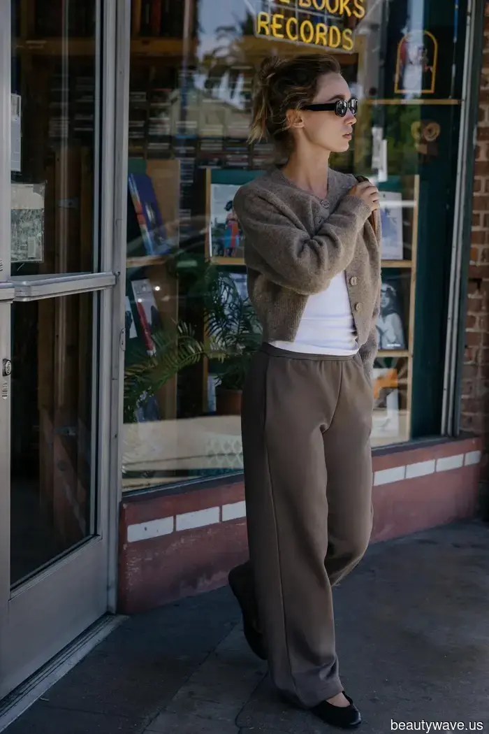 No Leggings, No Jeans&mdash;Este es el estilo de pantalón cómodo pero elegante que la gente de moda está usando ahora mismo.