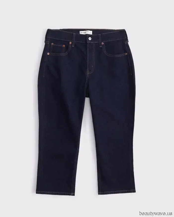 I never expected denim capris to return, but Alexa Chung has just shown me otherwise in Paris.