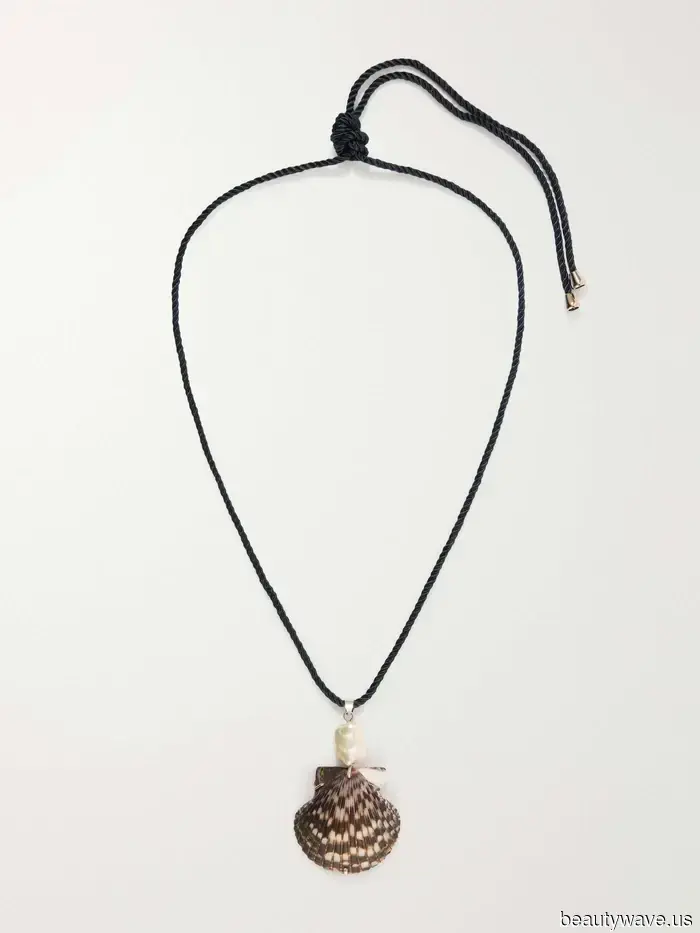 Los conjuntos de verano se ven mucho más elegantes cuando se combinan con este accesorio de moda.