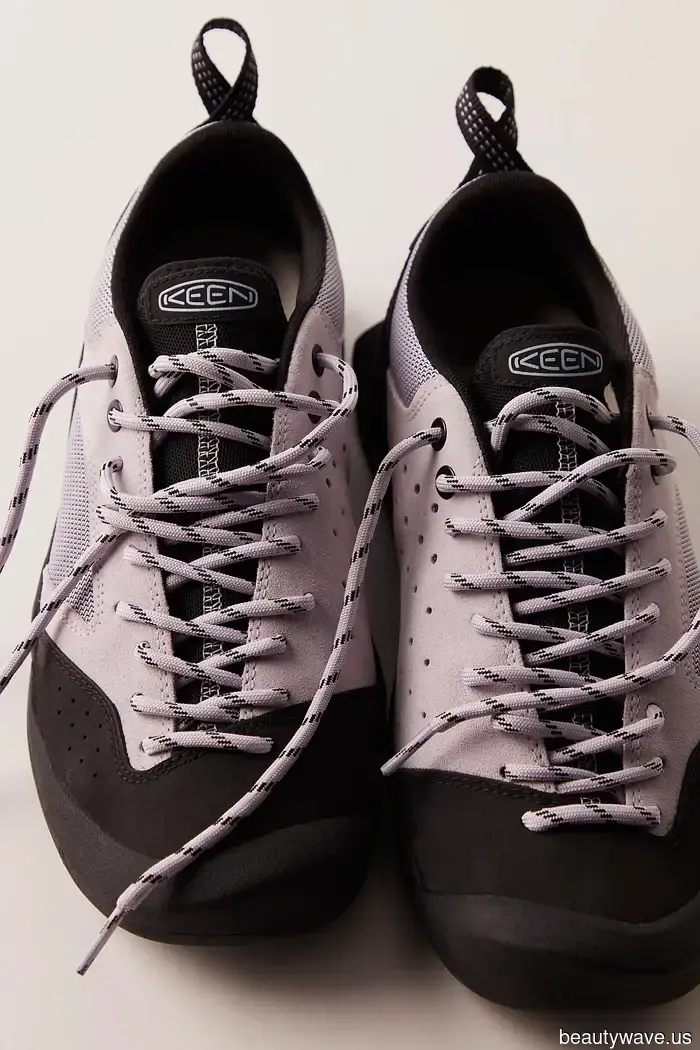 Questo influencer di stile britannico mi ha fatto scoprire un marchio di sneaker che rivaleggia con il mio amore per Salomon.