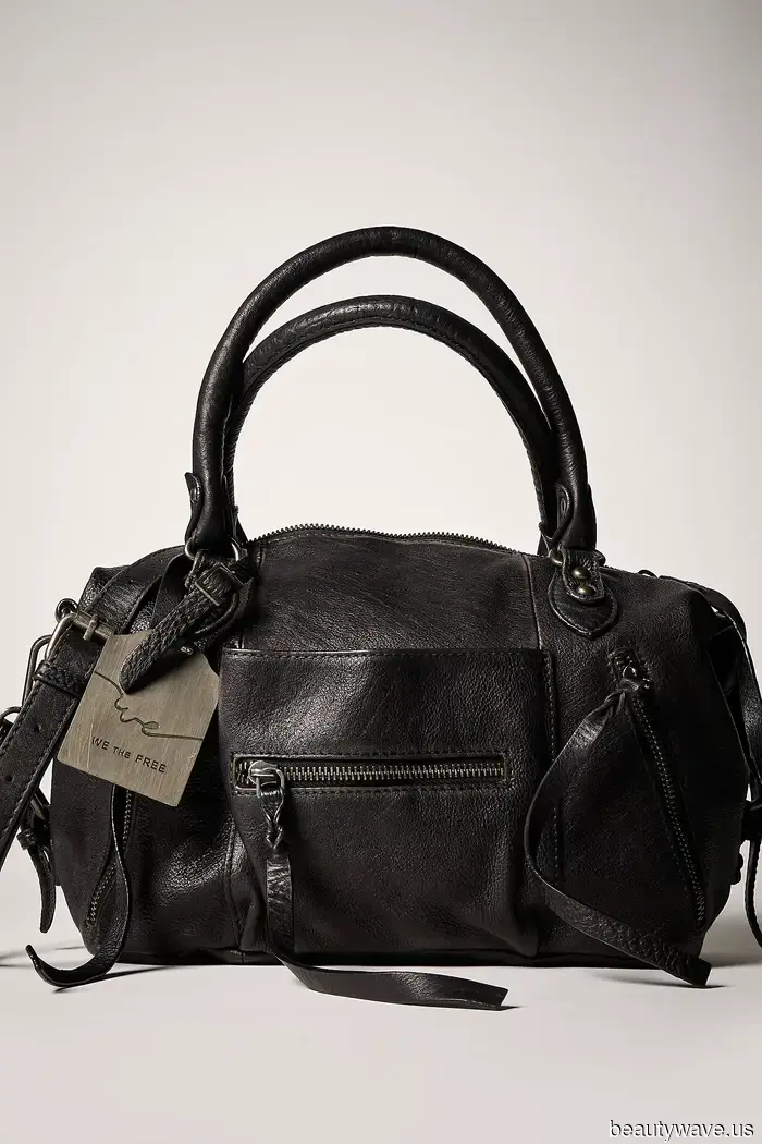 Downtown New York It Girls have made their choice clear: they're constantly sporting Carolyn Bessette Kennedy's preferred bag trend.