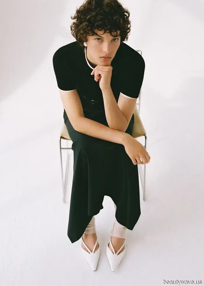 Va bene, sono convinto—le calze velate sembrano più eleganti con questa tendenza di scarpe "economiche" degli anni '90