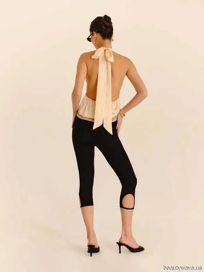 This combination of leggings and shoes appears equally sophisticated on those over 60 as it does on young women in their 20s.
