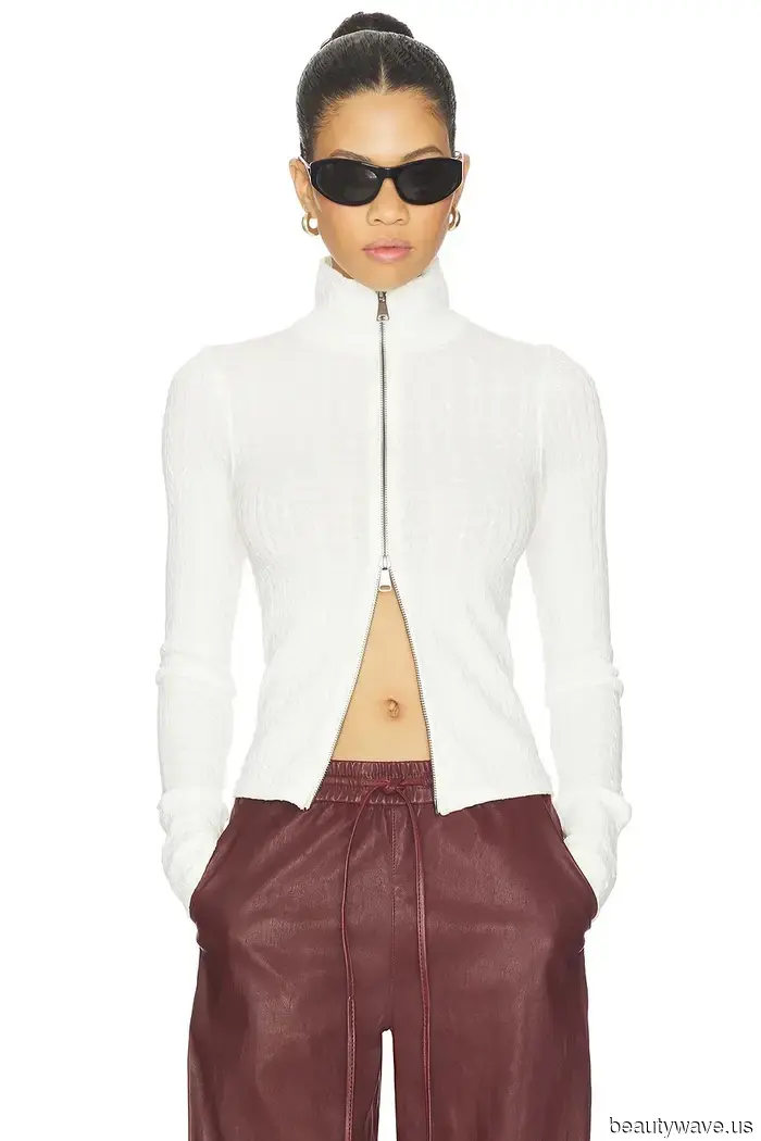 While everyone is discussing fall trends, fashionable women are still sporting this elegant summer essential.