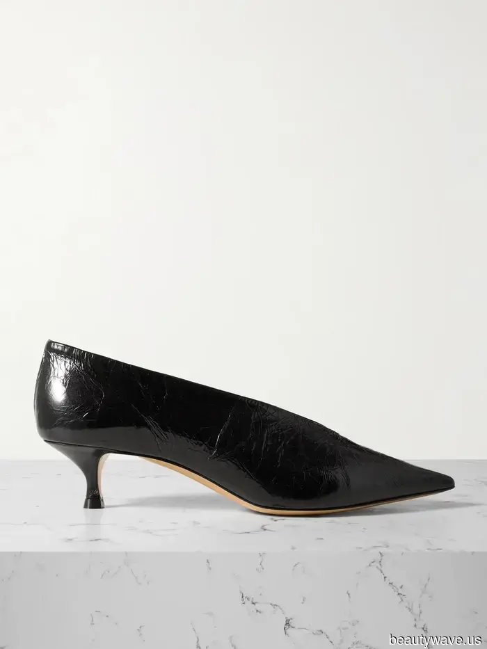 Le persone di moda a Parigi sanno che queste tendenze estive delle scarpe sono fondamentali per un look ben curato.