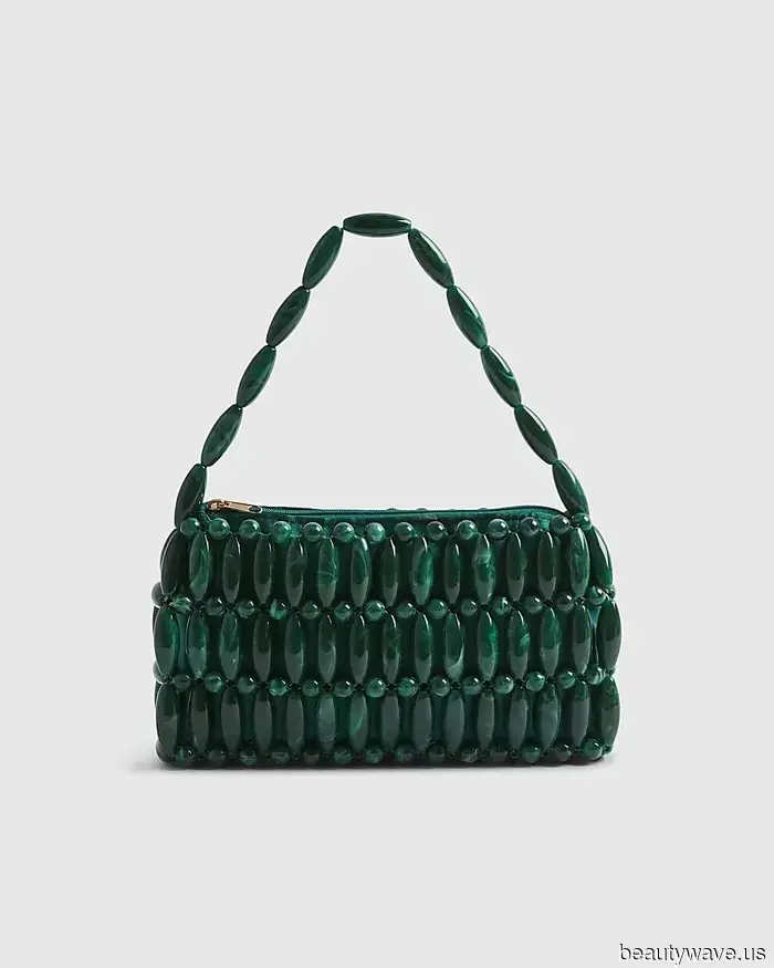 Forget about black totes—fashion experts are embracing these Spring bag color trends for 2026.