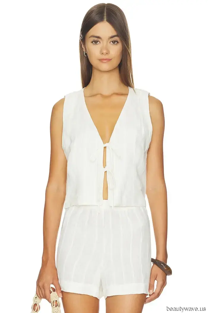 While everyone is discussing fall trends, fashionable women are still sporting this elegant summer essential.