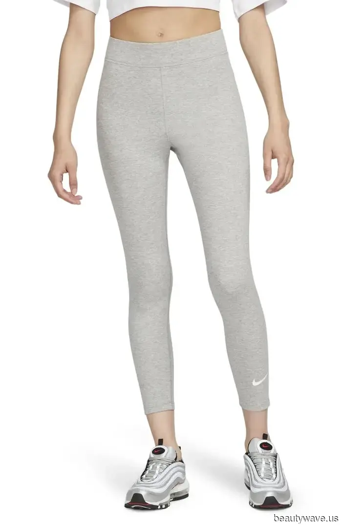 Si vas a usar esta controvertida tendencia de color de leggings, este es el color de zapatillas que debes llevar con ellos.