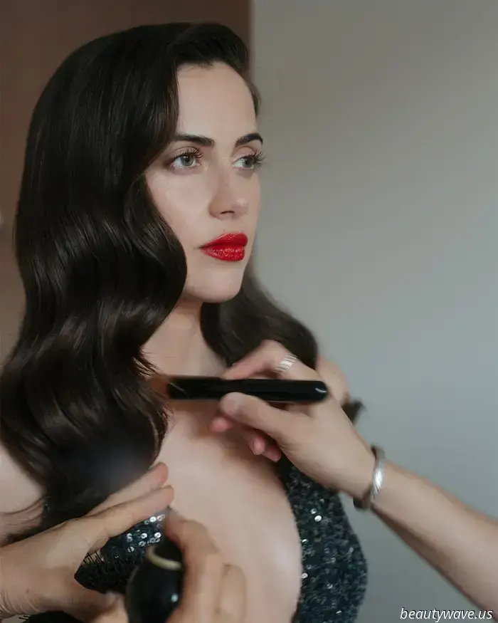 Il look di Lydia Peckham alla première di Norimberga è una lettera d'amore al vecchio Hollywood.