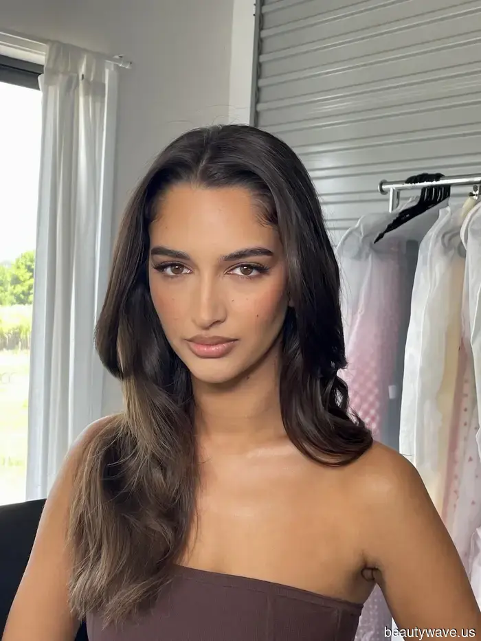 "Aussie Girl Glam" is the sun-kissed makeup look I’m eager to experiment with this summer.