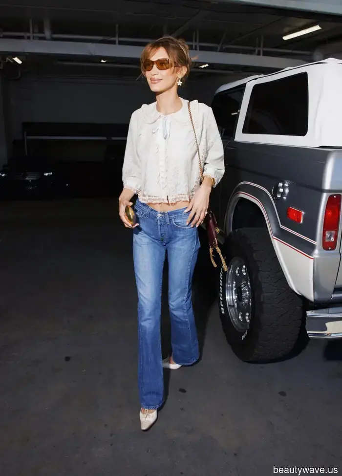 Nicht ein Tanktop, nicht ein T-Shirt: Der "veraltete" Top-Trend, den gerade jeder in der Mode mit seinen Jeans trägt.