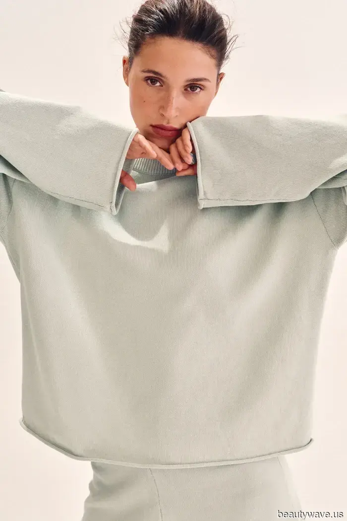 Halten Sie die Stiefel und Loafers&mdash;Jeder mit gutem Geschmack trägt stattdessen minimalistische Outfits mit Turnschuhen.