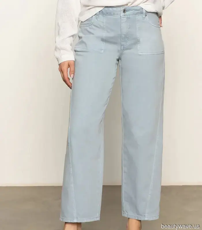 Ariana Grande has effortlessly made a seldom-seen winter jeans color look incredibly stylish.