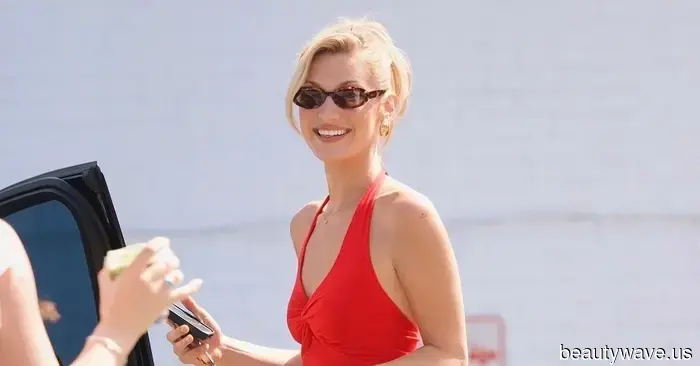 Bella Hadid sported the season's must-have legging trend paired with the flats that everyone has been purchasing this year.