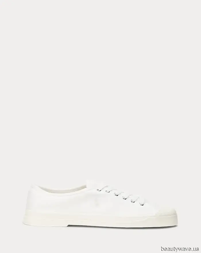 Ich habe das Äquivalent zu den schicken weißen Sneakers gefunden, die Jennifer Aniston in den 90er Jahren mit Leggings trug.