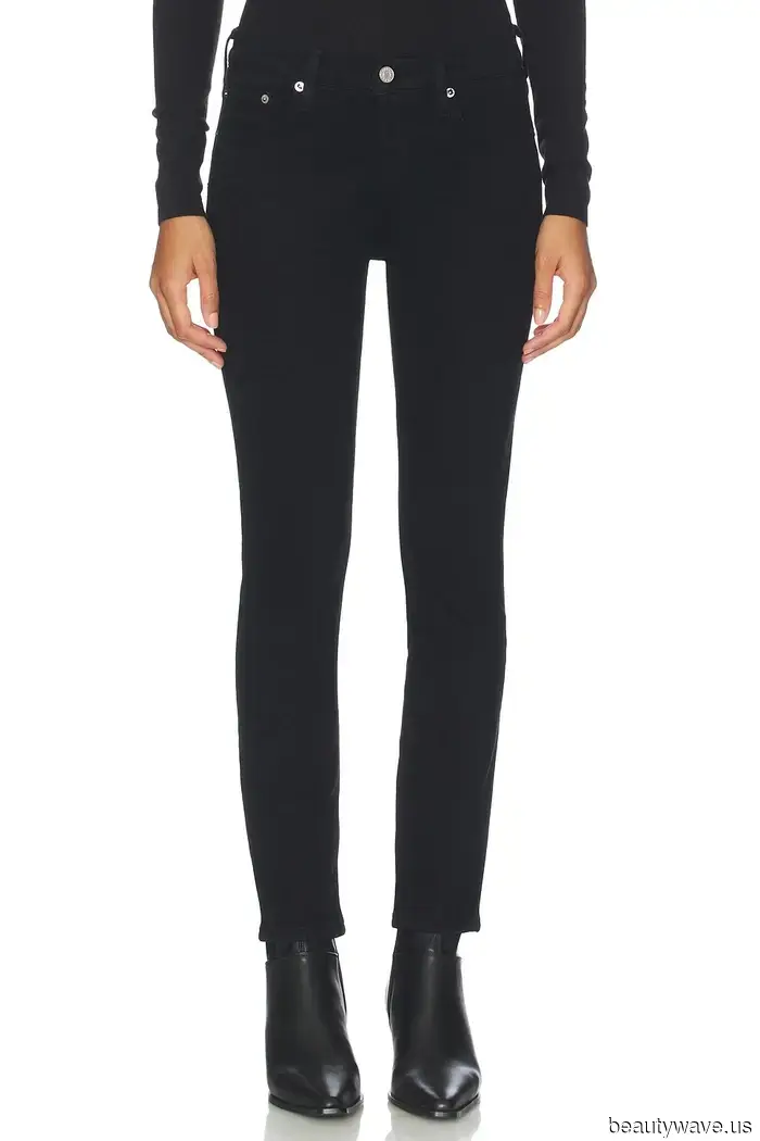 Le cinture a sciarpa non sembreranno superate *se* le indossi con questa tendenza in denim skinny.