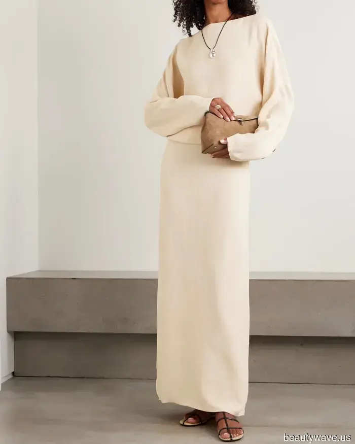 Black flip-flops are always stylish, but these 7 outfits demonstrate that this color is much more fashionable.