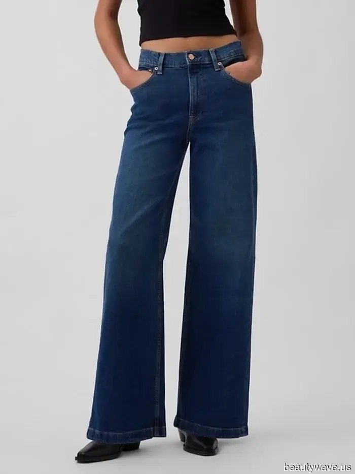 Lindsay Lohan weiß, dass dies immer der coolste Weg sein wird, eine millennial-codierte Jeansjacke zu tragen.