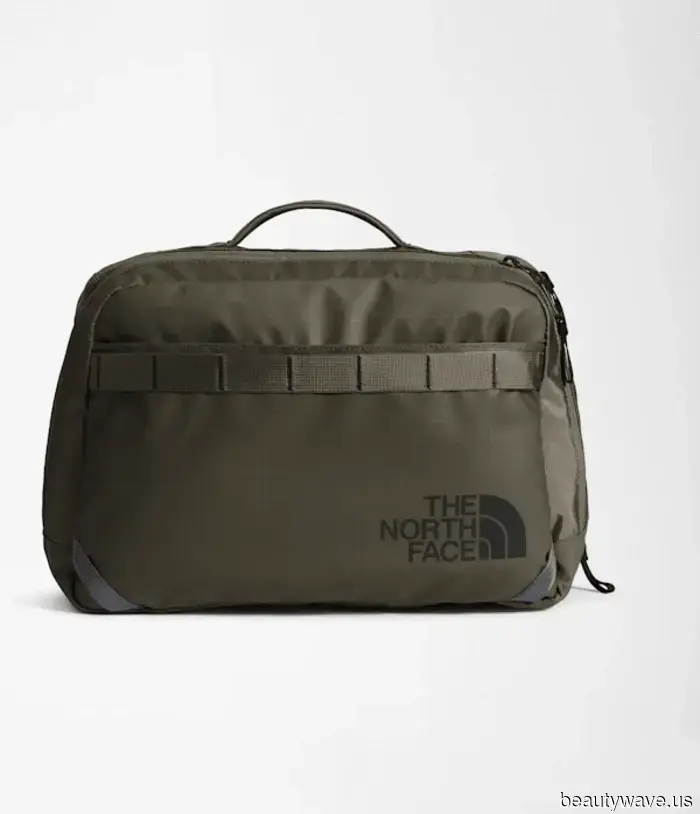 Jennifer Aniston's 1999 airport outfit formula continues to be favored by the most stylish travelers at LAX, CPH, and CDG.